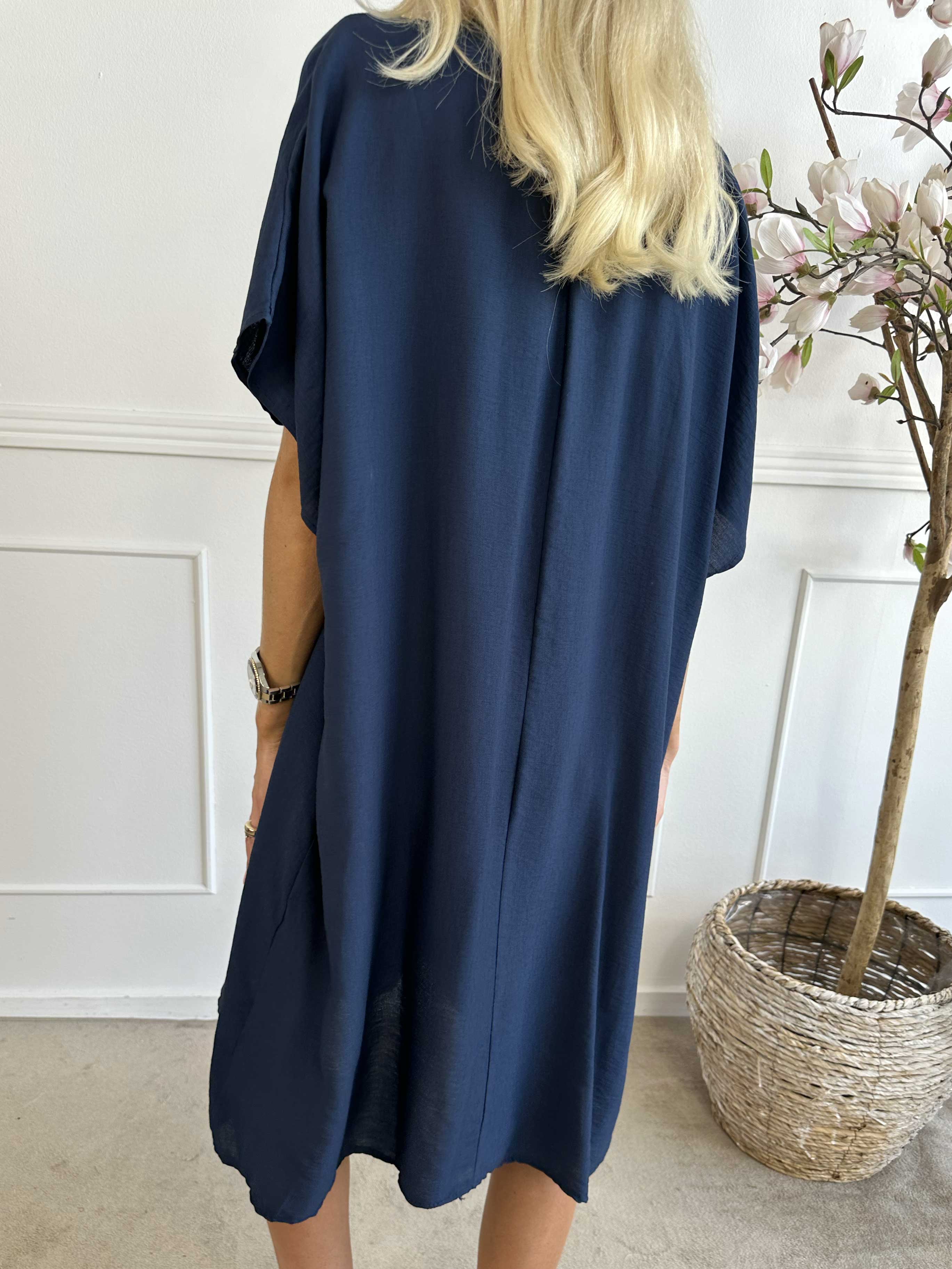 Astrid - Simpel kjole med v-udskæring